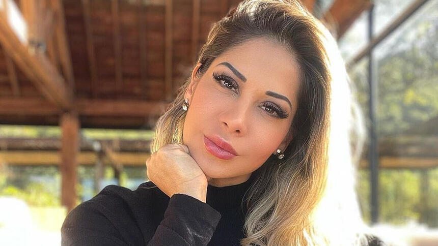 Maira Cardi em foto posada