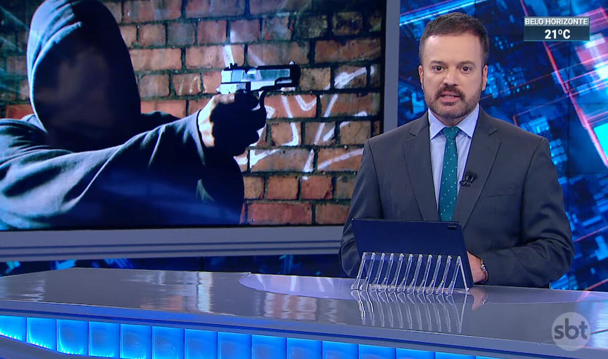 Marcelo Torres na bancada do SBT Brasil, com o telão ao fundo