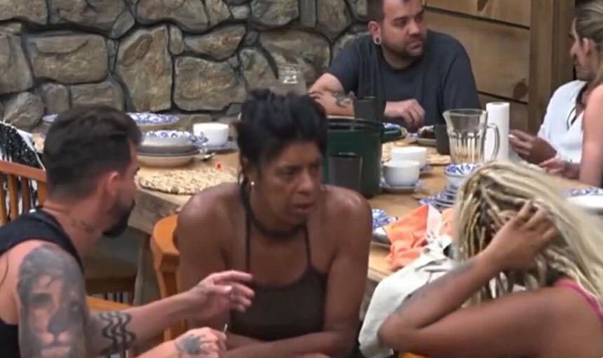 Cariúcha sentada conversando com Radamés e Cariucha