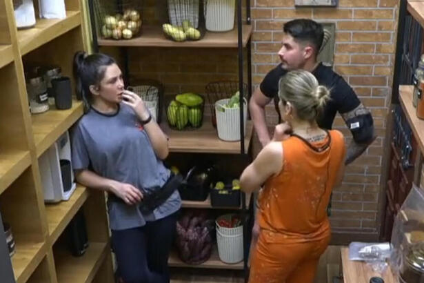 Nadja Pessoa, Lucas Souza e Rachel Sheherazade em conversa na despensa de A Fazenda 15