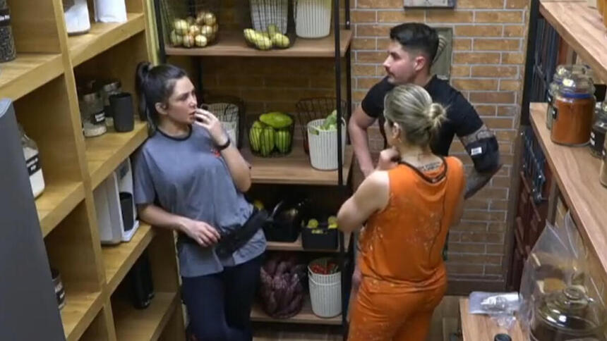 Nadja Pessoa, Lucas Souza e Rachel Sheherazade em conversa na despensa de A Fazenda 15