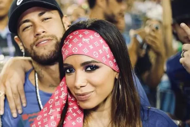 Neymar e Anitta posando juntos no Carnaval de 2019