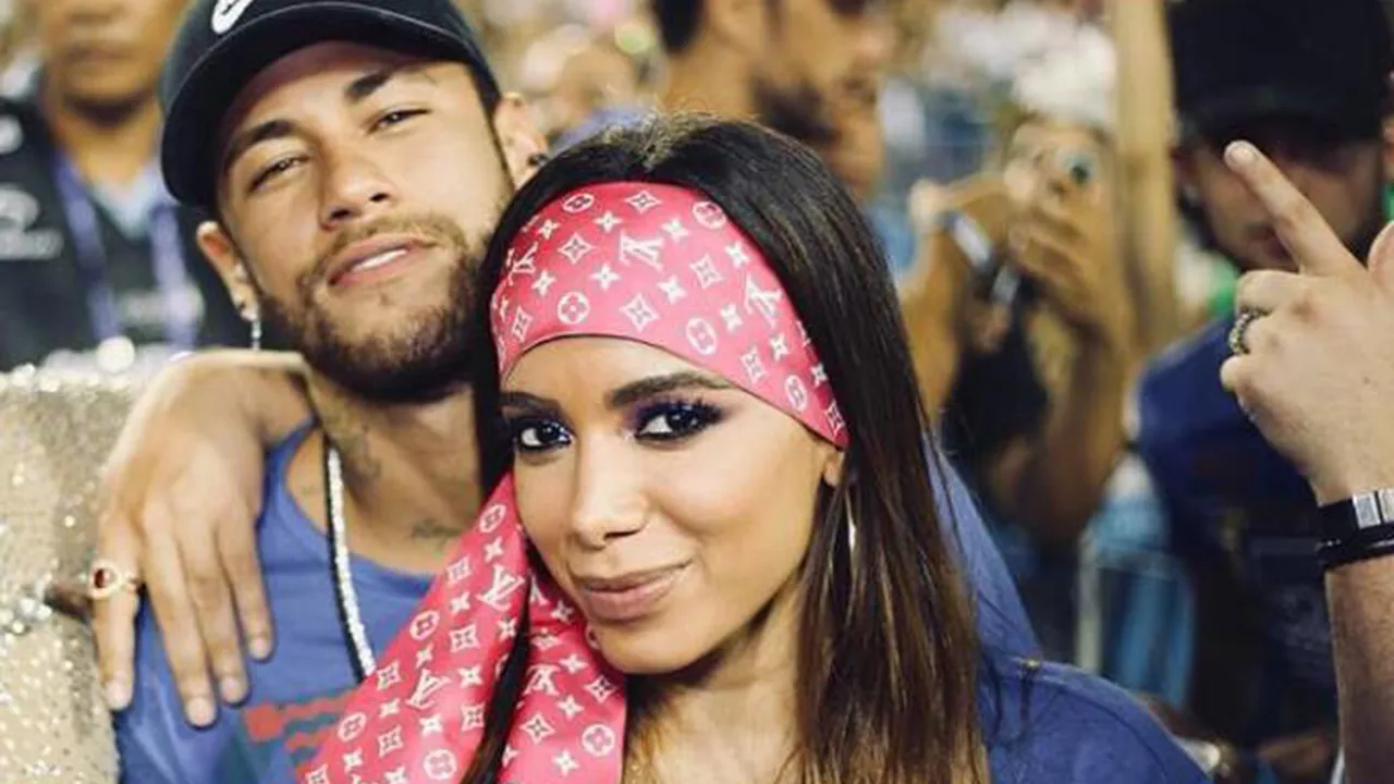Neymar e Anitta posando juntos no Carnaval de 2019