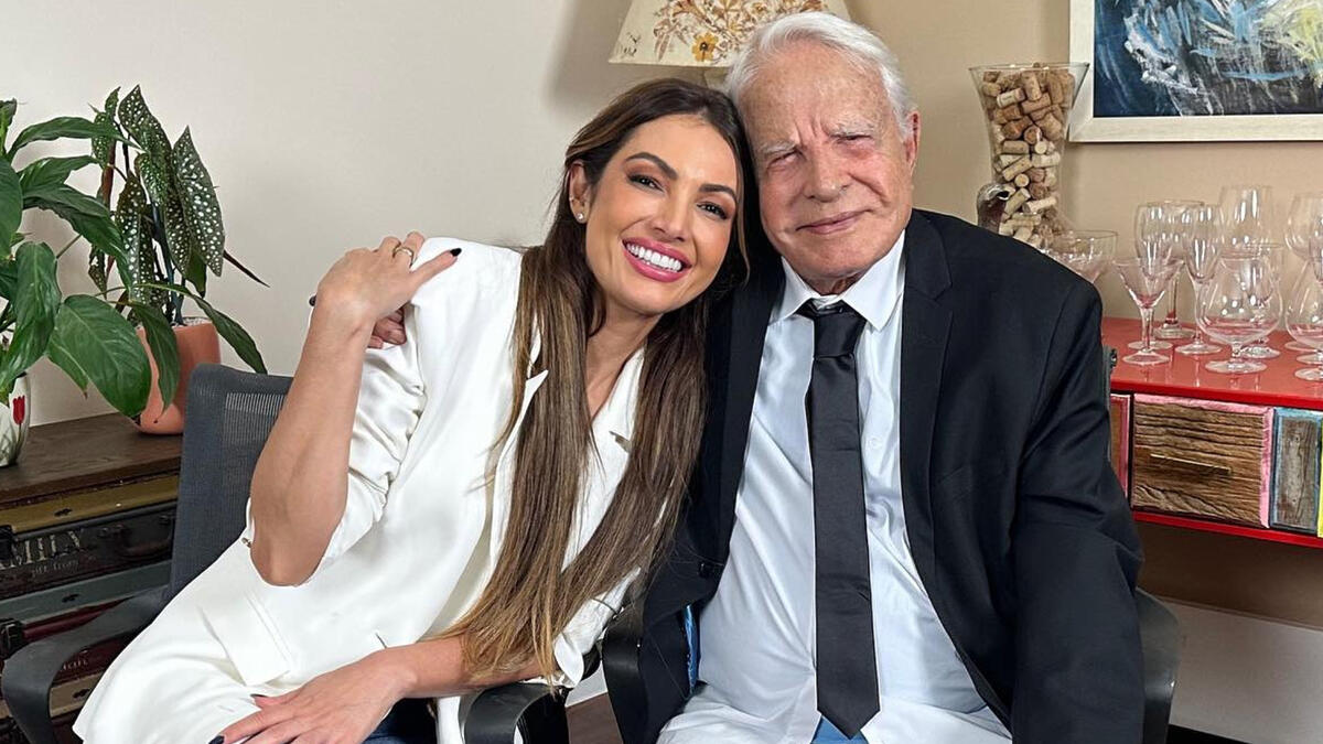 Patrícia Poeta e Cid Moreira, abraçados em trecho de entrevista ao Encontro