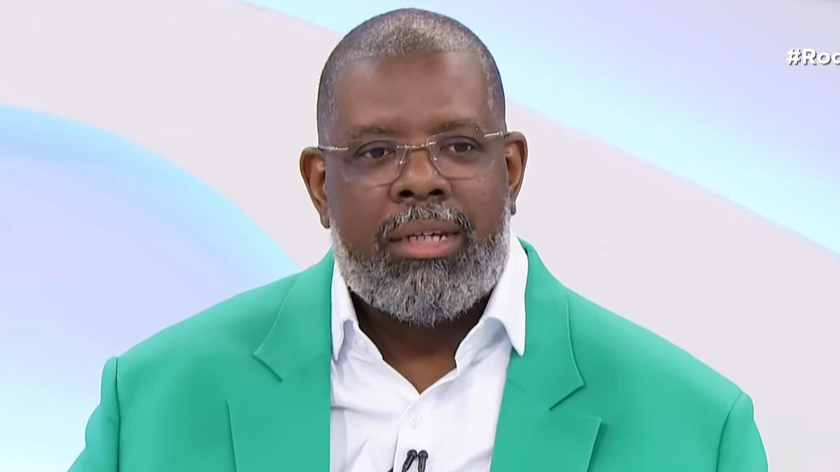 Péricles, de terno verde, participando do Roda Viva