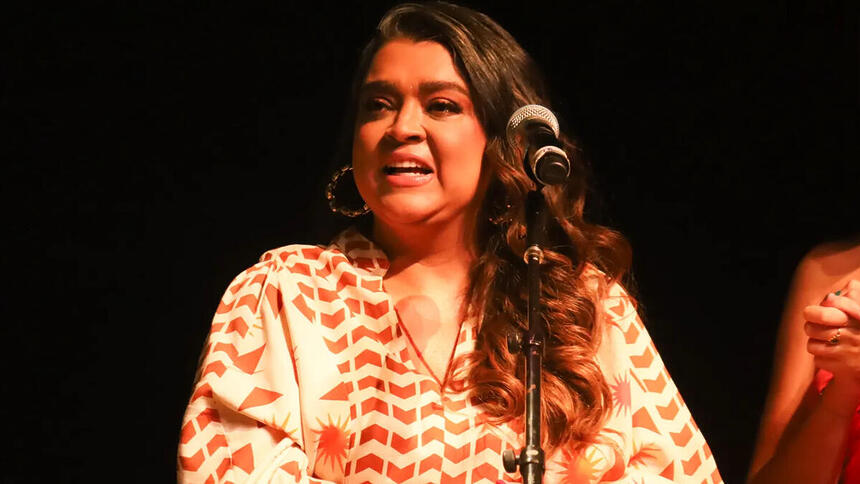 Preta Gil sentada no palco da turnê 'Nós, a Gente'