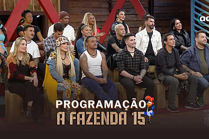 Os 18 participantes de A Fazenda 15 sentados no deck do reality show na arte de divulgação da programação de A Fazenda 15