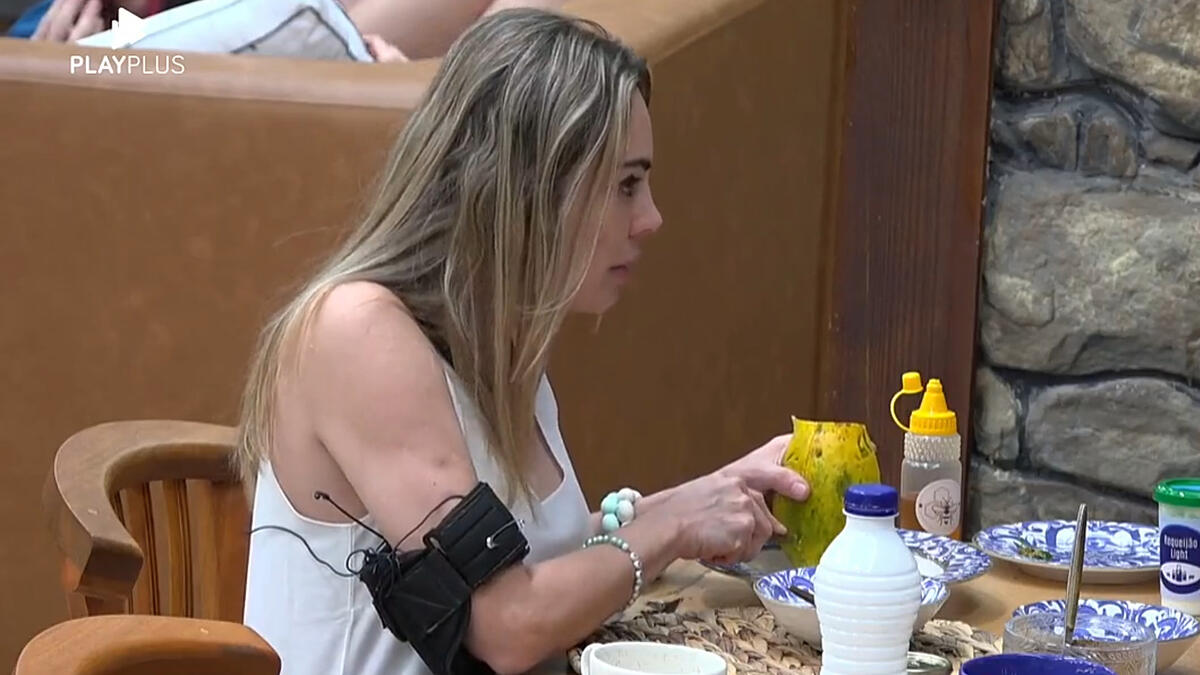 Rachel Sheherazade em conversa na mesa da cozinha de A Fazenda 15