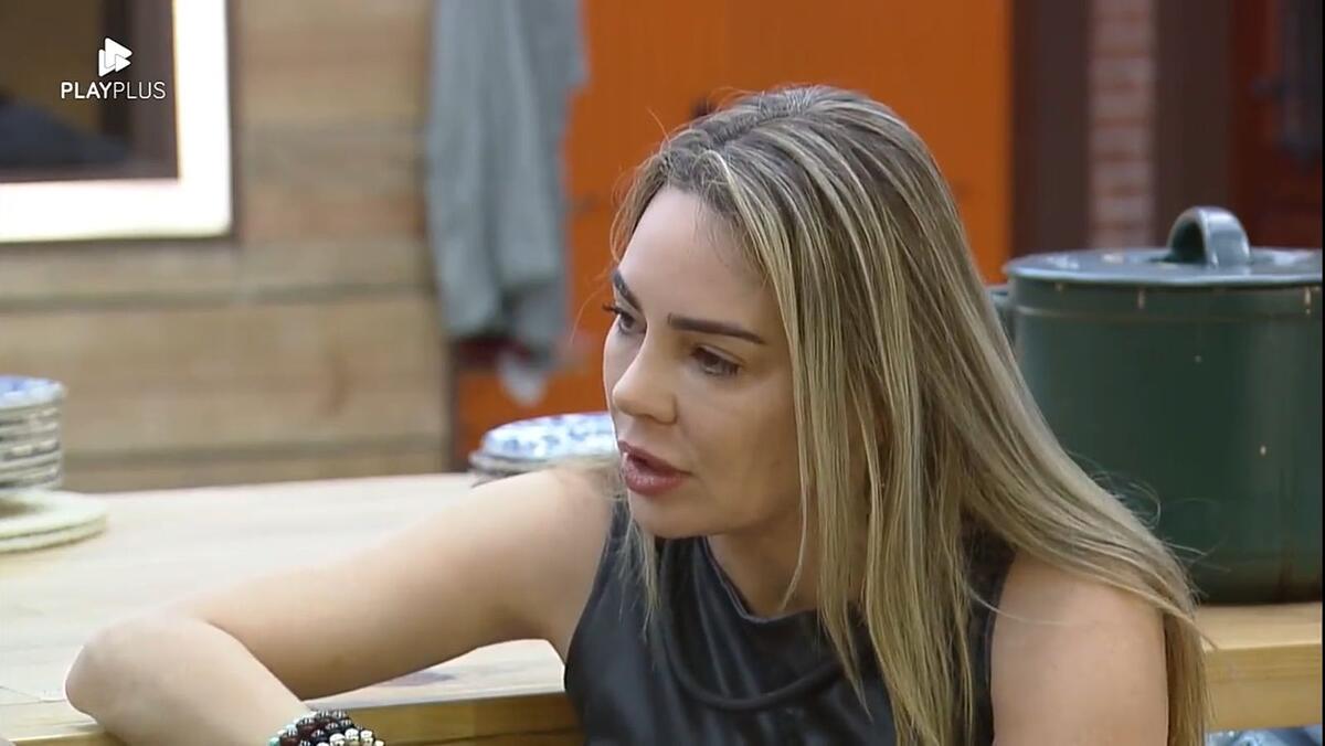 Rachel com semblante sério em A Fazenda.