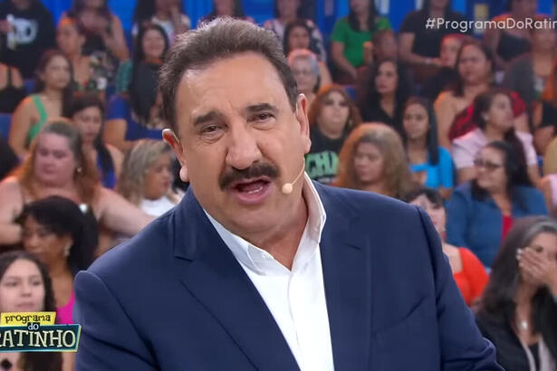 Ratinho durante comentário, em frente a plateia, em trecho do Programa do Ratinho