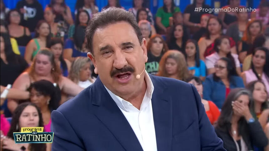 Ratinho durante comentário, em frente a plateia, em trecho do Programa do Ratinho