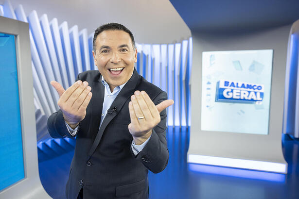 Reinaldo Gottino em foto posada no estúdio do Balanço Geral