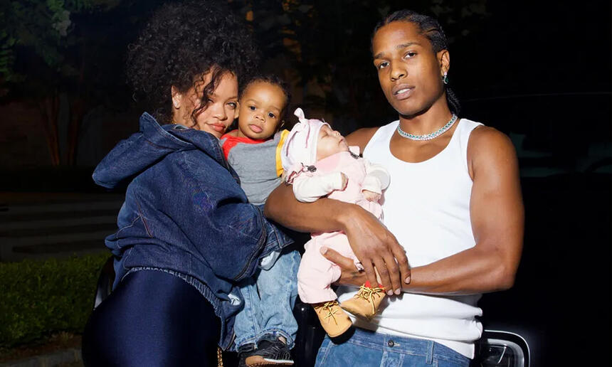 Rihanna e A$AP abraçados com o filho nos braços, encostados num carro, durante ensaio fotográfico