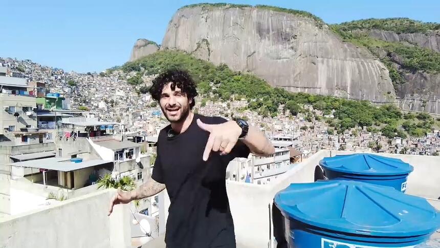 Rocky Cria na Rocinha gravando para o Domingo Espetacular