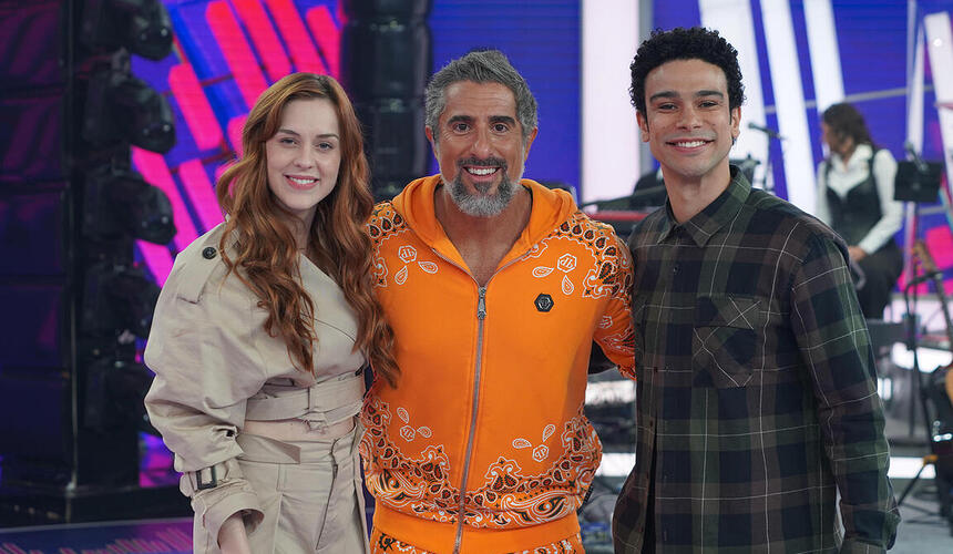 Sophia Abrahão e Sérgio Malheiros, ao lado de Marcos Mion, no palco do Caldeirão