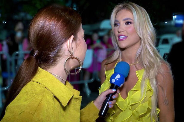 Virginia Fonseca veste um vestido amarelo e conversa com a repórter do TV Fama