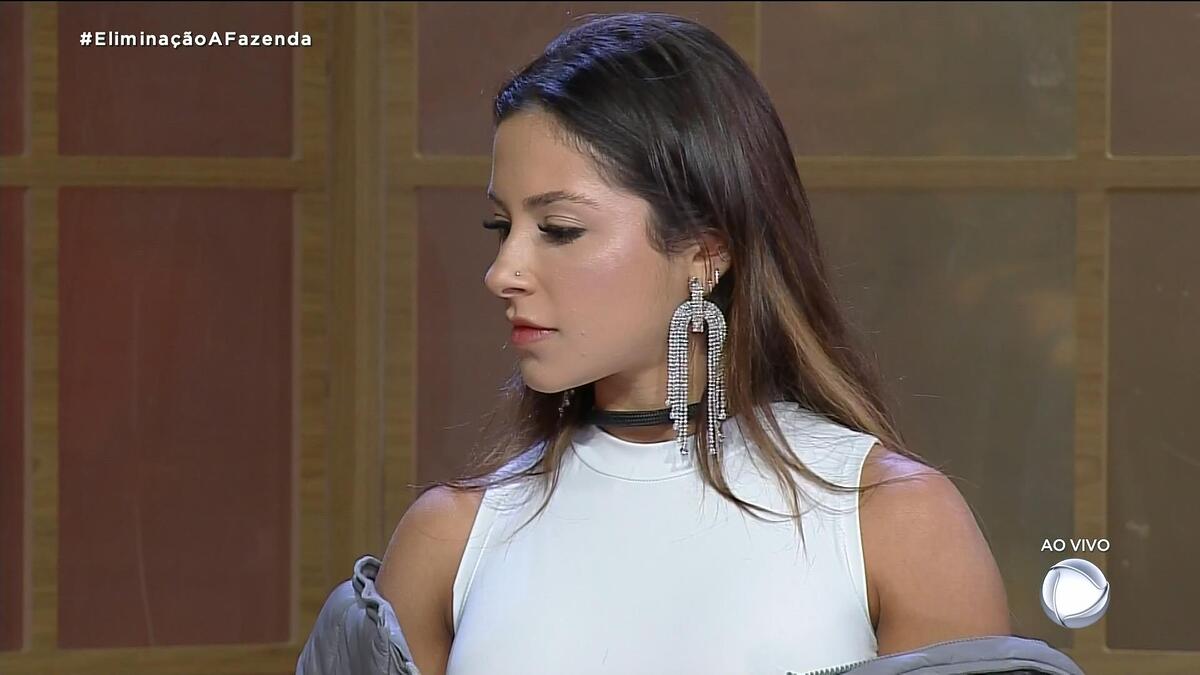 Nathalia Valente olha para o lado ao ser eliminada de A Fazenda 15