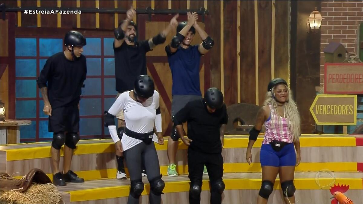 Cariúcha, Henrique, Radamés, Márcia Fu, WL e Yuri batendo palmas ao serem selecionados para a Prova do Fazendeiro