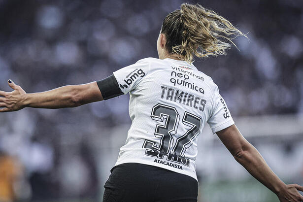 Tamires comemorando gol com a camisa do Corinthians na final do Brasileiro Feminino