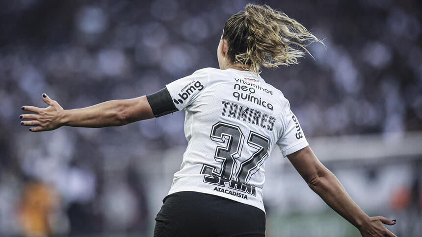 Tamires comemorando gol com a camisa do Corinthians na final do Brasileiro Feminino