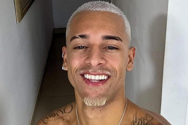 WL Guimarães sem camisa, em uma selfie