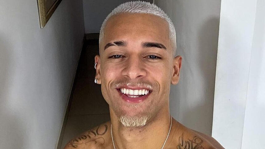 WL Guimarães sem camisa, em uma selfie