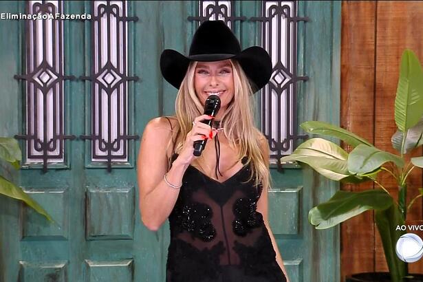 Galisteu apresentando A Fazenda 15