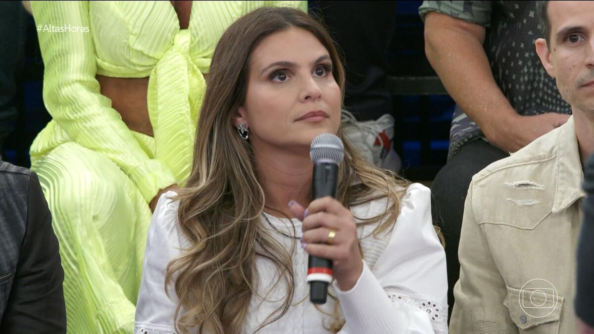 Aline Barros olha sério para Serginho Groisman no Altas Horas