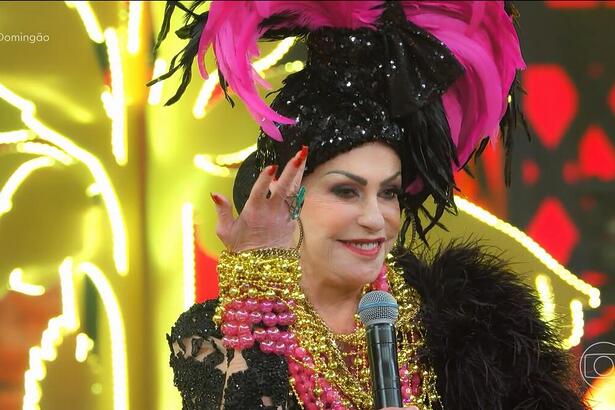 Ana Maria Braga vestida de Carmen Miranda segura microfone e fala sobre a vitória no Domingão