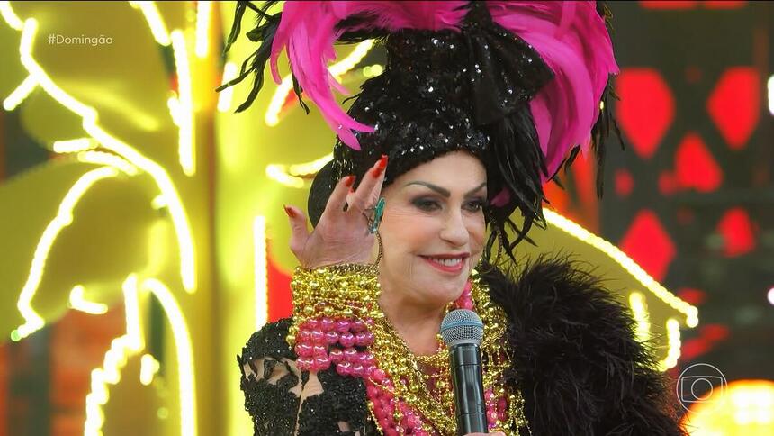 Ana Maria Braga vestida de Carmen Miranda segura microfone e fala sobre a vitória no Domingão