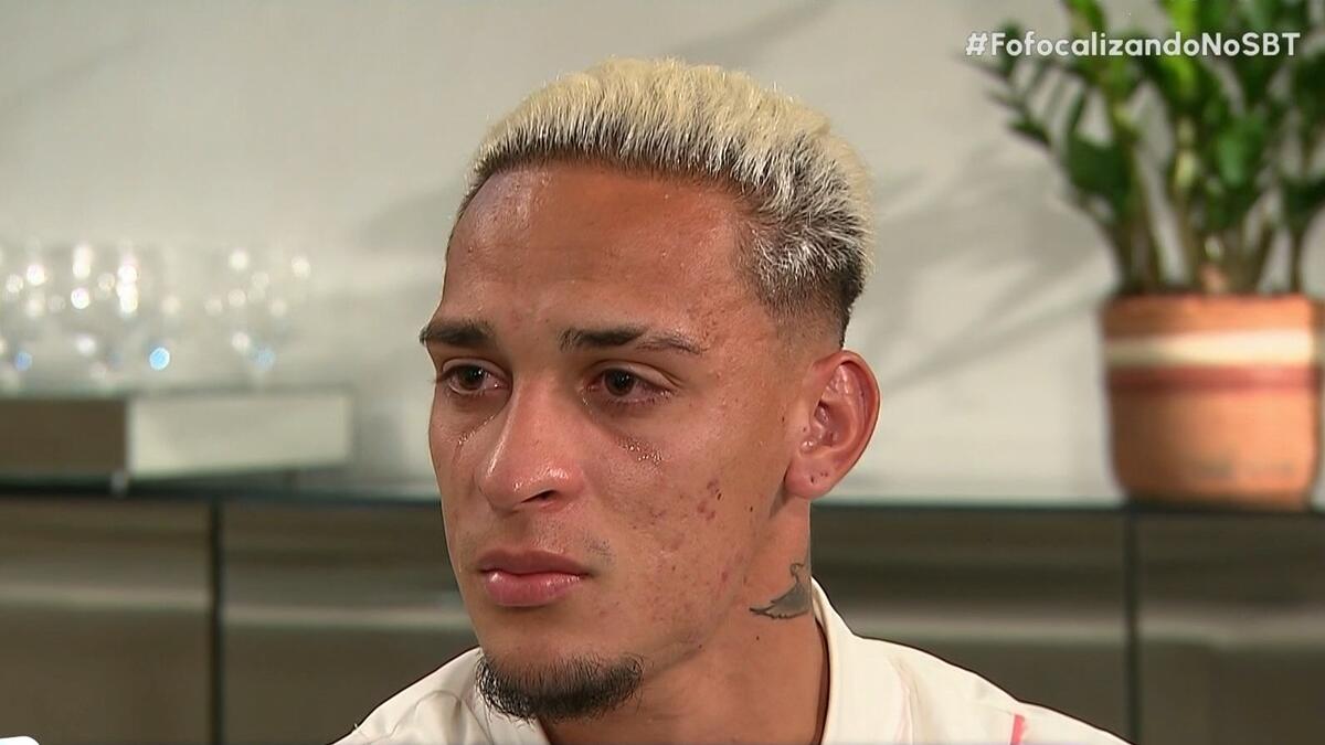Atony olha para Chris Flores com os olhos cheio de lágrimas durante entrevista