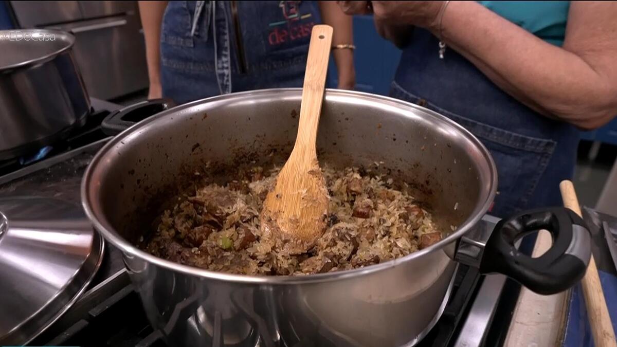 Arroz de Suã sendo preparado na panela do É de casa