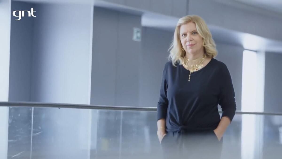 Astrid Fontenelle de blusa preta, nos bastidores do programa Chegadas e Partidas no GNT, que será exibida no Fantástico
