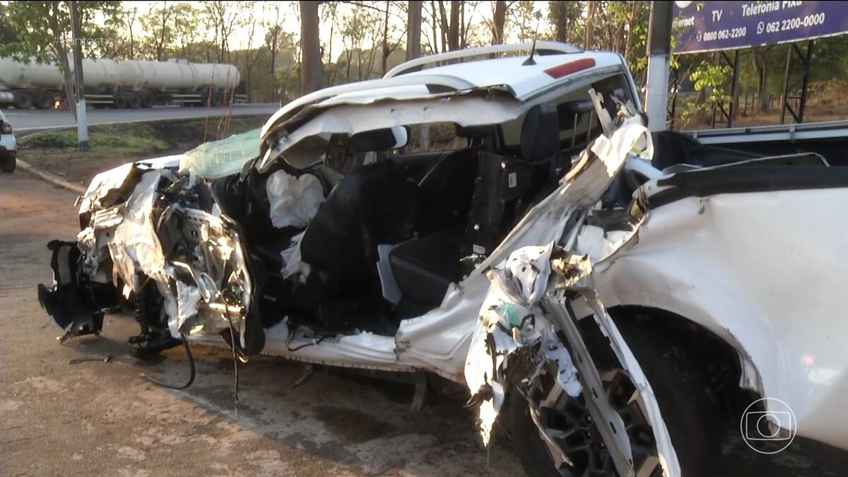 Carro de Regis Danese com a lateral, do lado do motorista, completamente destruída