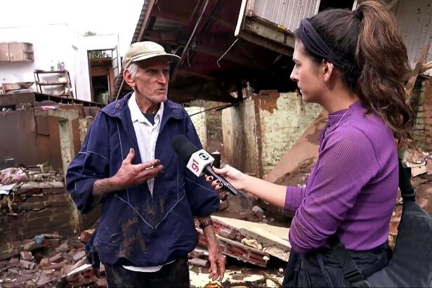 Jornalista do Profissão Repórter entrevista sobrevivente do ciclone