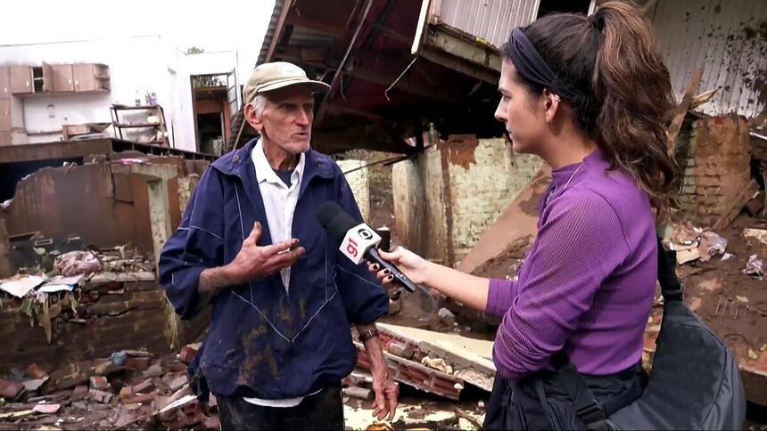 Jornalista do Profissão Repórter entrevista sobrevivente do ciclone