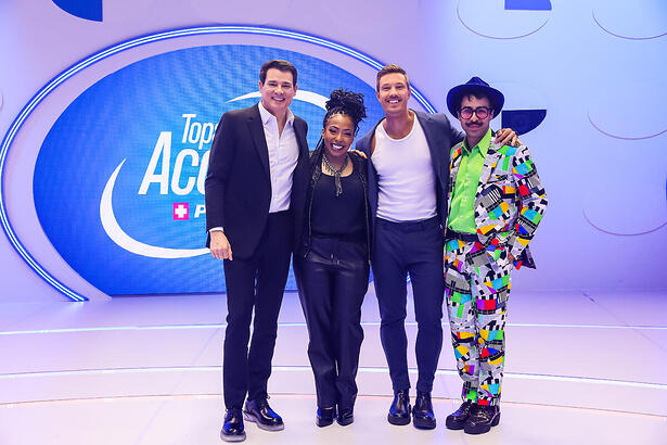 Celso Portiolli, Gabriel Cartolano, Juliana e o personagem Cilada abraçados no centro do palco do Topa Um Acordo Pague Menos