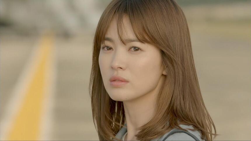 Song Hye-kyo em cena de estreia da novela Descendentes do Sol