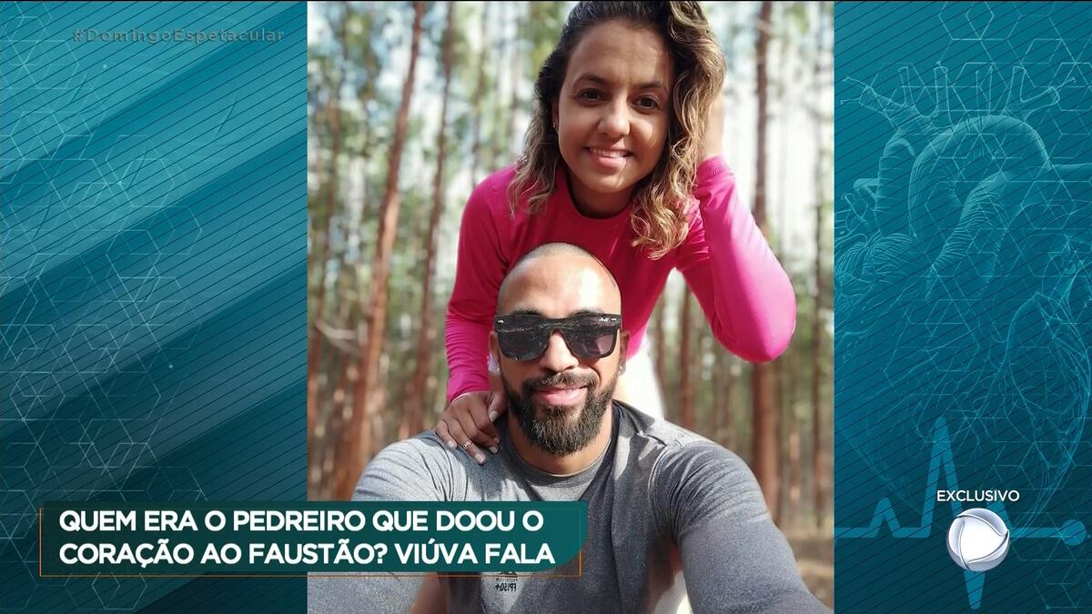 Fábio Cordeiro e sua mulher em foto numa caminhada em mata. Os dois estão sorrindo