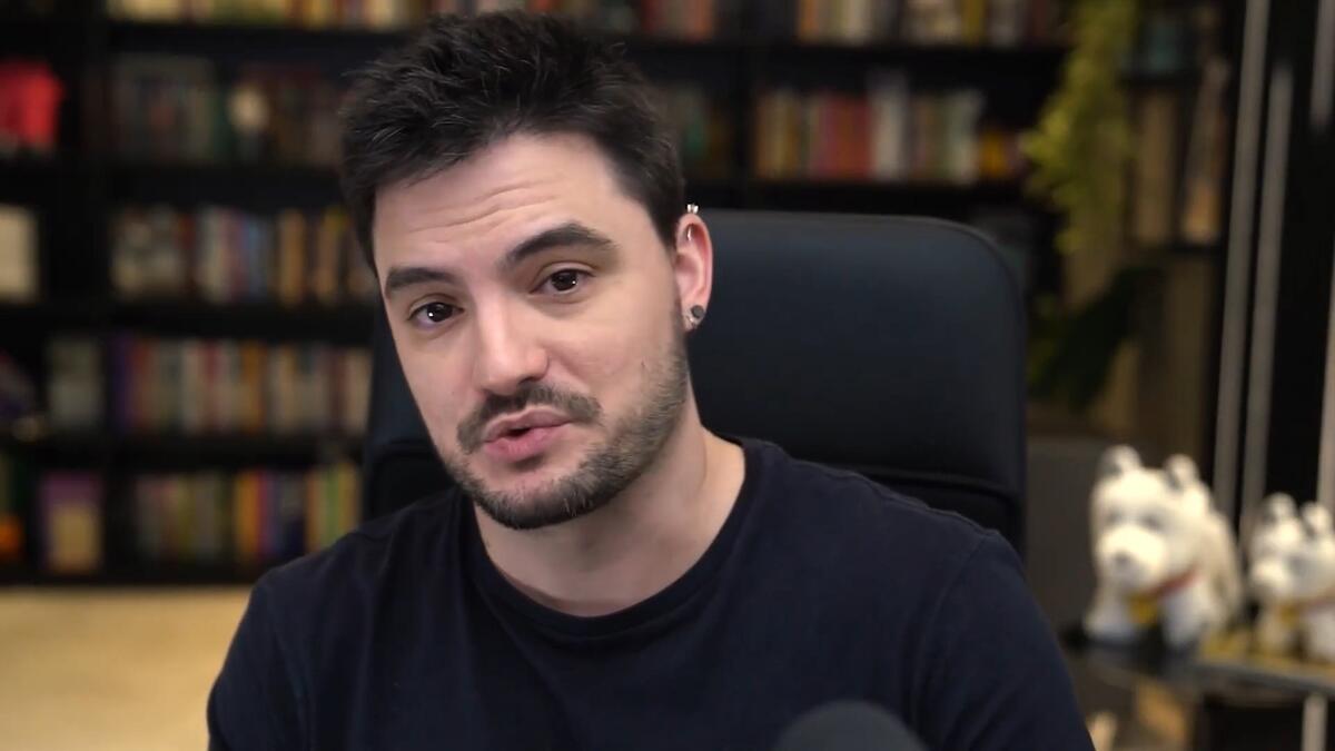 Felipe Neto de camisa preta no cenário do seu canal no YouTube