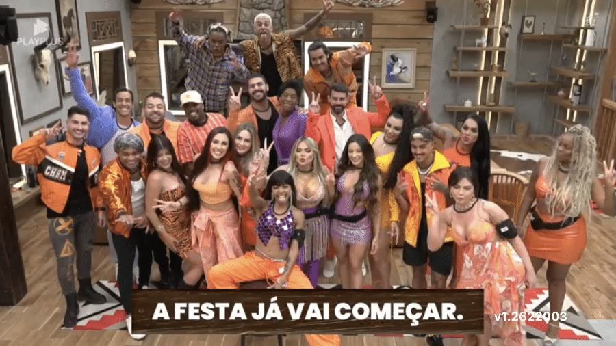 Participantes de a fazenda 15 na sala, caracterizados para a festa