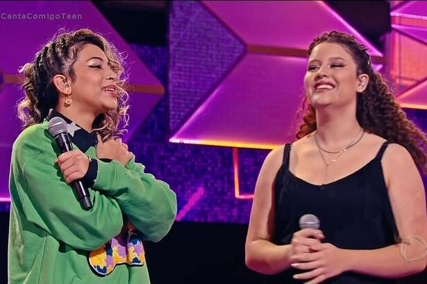 jhuly e Mina sorrindo no palco do Canta Comigo Teen