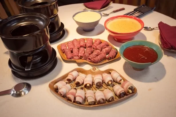 fondue de carne preparado no prato do É de Casa