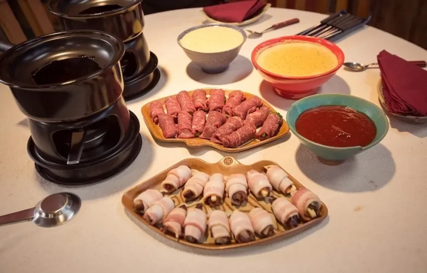 fondue de carne preparado no prato do É de Casa