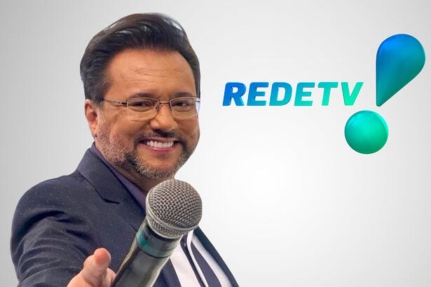 Montagem com Geraldo Luís apontando o microfone e na parede um logo da RedeTV!