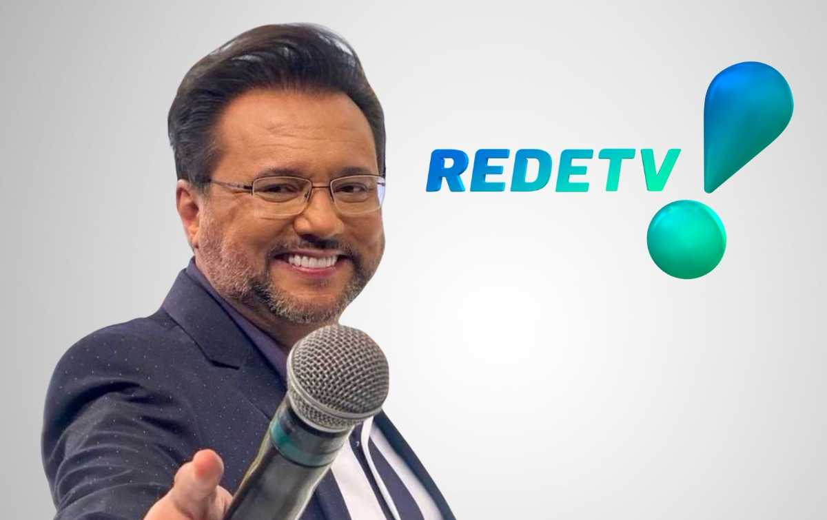 Montagem com Geraldo Luís apontando o microfone e na parede um logo da RedeTV!
