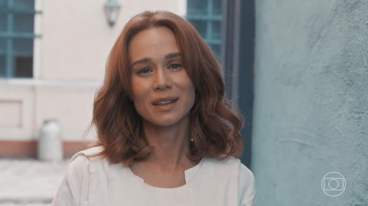 Gilda olha para Marcelino e chora, na penúltima cena de Amor Perfeito