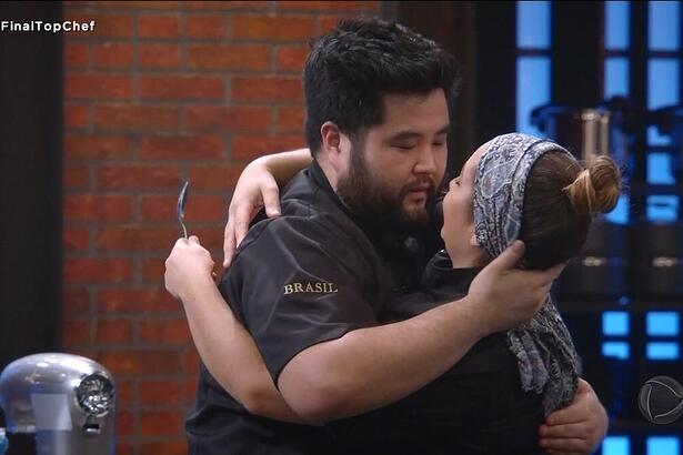 Henrique Ide olhar para Victoria antes de beijar a finalista no Top Chef Brasil 4