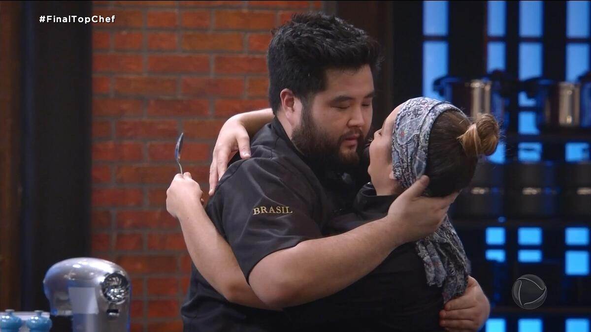 Henrique Ide olhar para Victoria antes de beijar a finalista no Top Chef Brasil 4