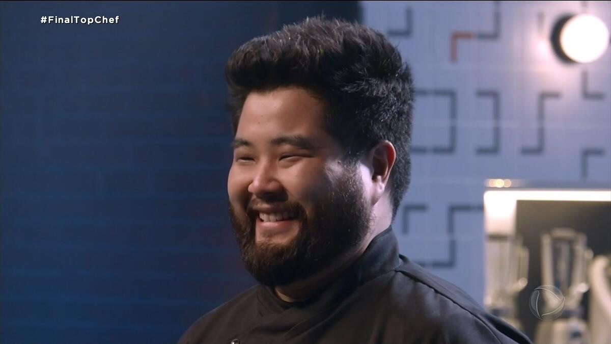 Henrique Ide sorrindo na final do Top Chef Brasil 4